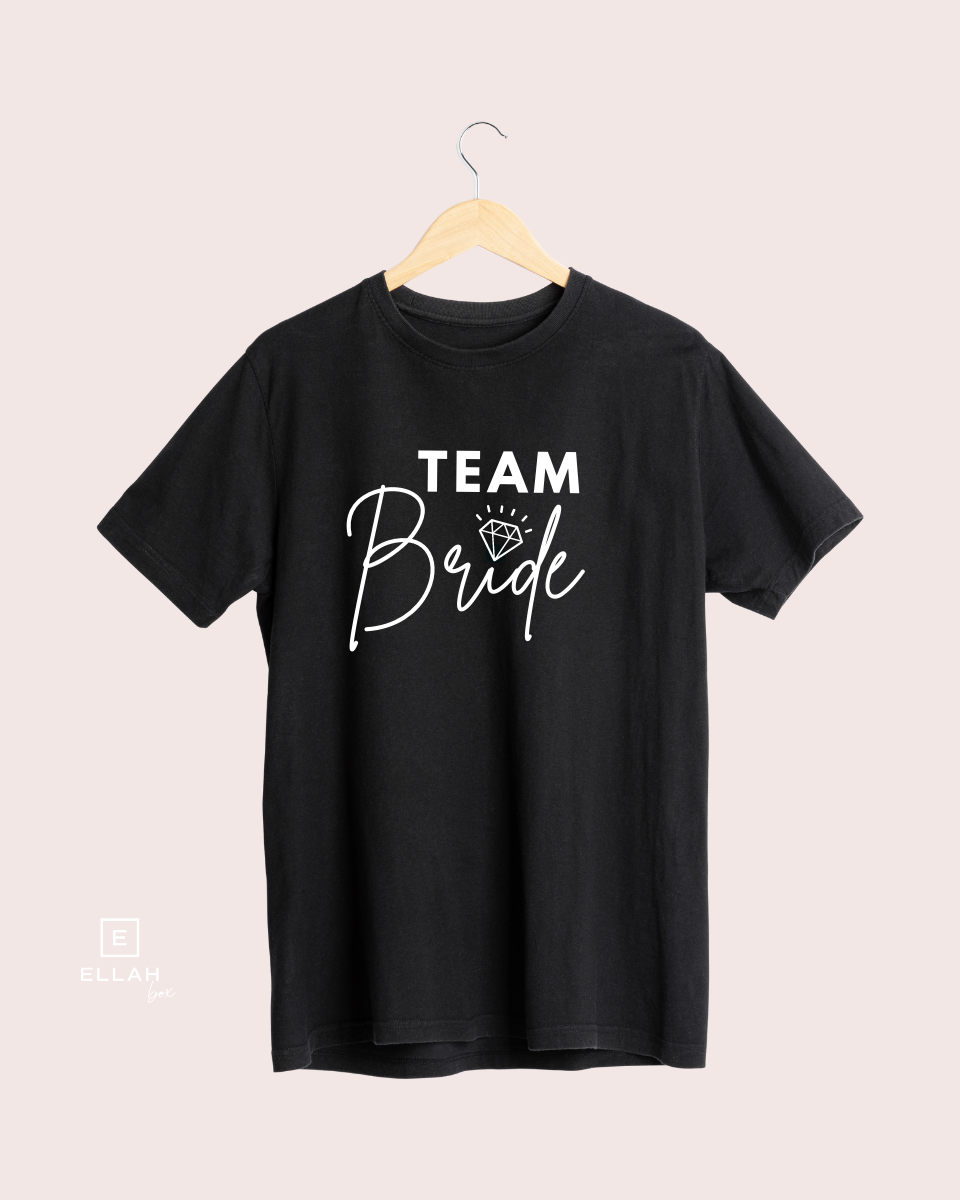 Camiseta Negra con letras blancas Team Bride