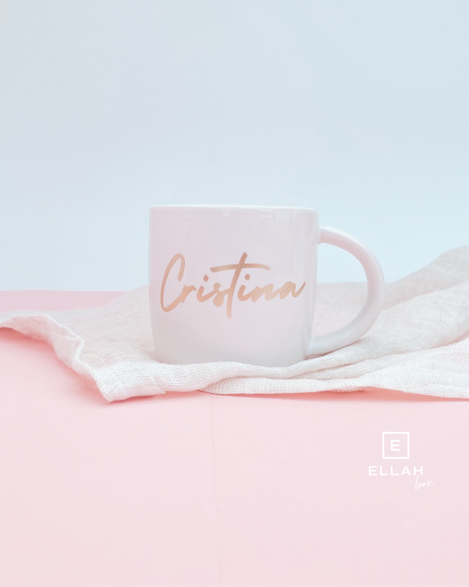 Taza de cerámica Personalizada-Ellahbox-▷【Tazas personalizadas para Boda】➡️ Tazas Para Pareja-▷▷✅ Te has comprometido, te levantas por la mañana y te sientes diferente. ¿No te parece que el café con leche o la leche con Cola Cao lo debes de tomar en un sitio especial? En estas tazas para pareja sabe diferente. ¿Buscas una taza para novia para hacerle un regalo por su boda? ✅¡Entra en la tienda y hazte con ella!