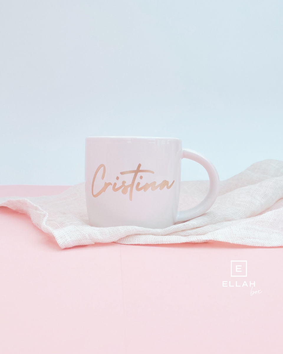 Taza de cerámica Personalizada-Ellahbox-▷【Tazas personalizadas para Boda】➡️ Tazas Para Pareja-▷▷✅ Te has comprometido, te levantas por la mañana y te sientes diferente. ¿No te parece que el café con leche o la leche con Cola Cao lo debes de tomar en un sitio especial? En estas tazas para pareja sabe diferente. ¿Buscas una taza para novia para hacerle un regalo por su boda? ✅¡Entra en la tienda y hazte con ella!