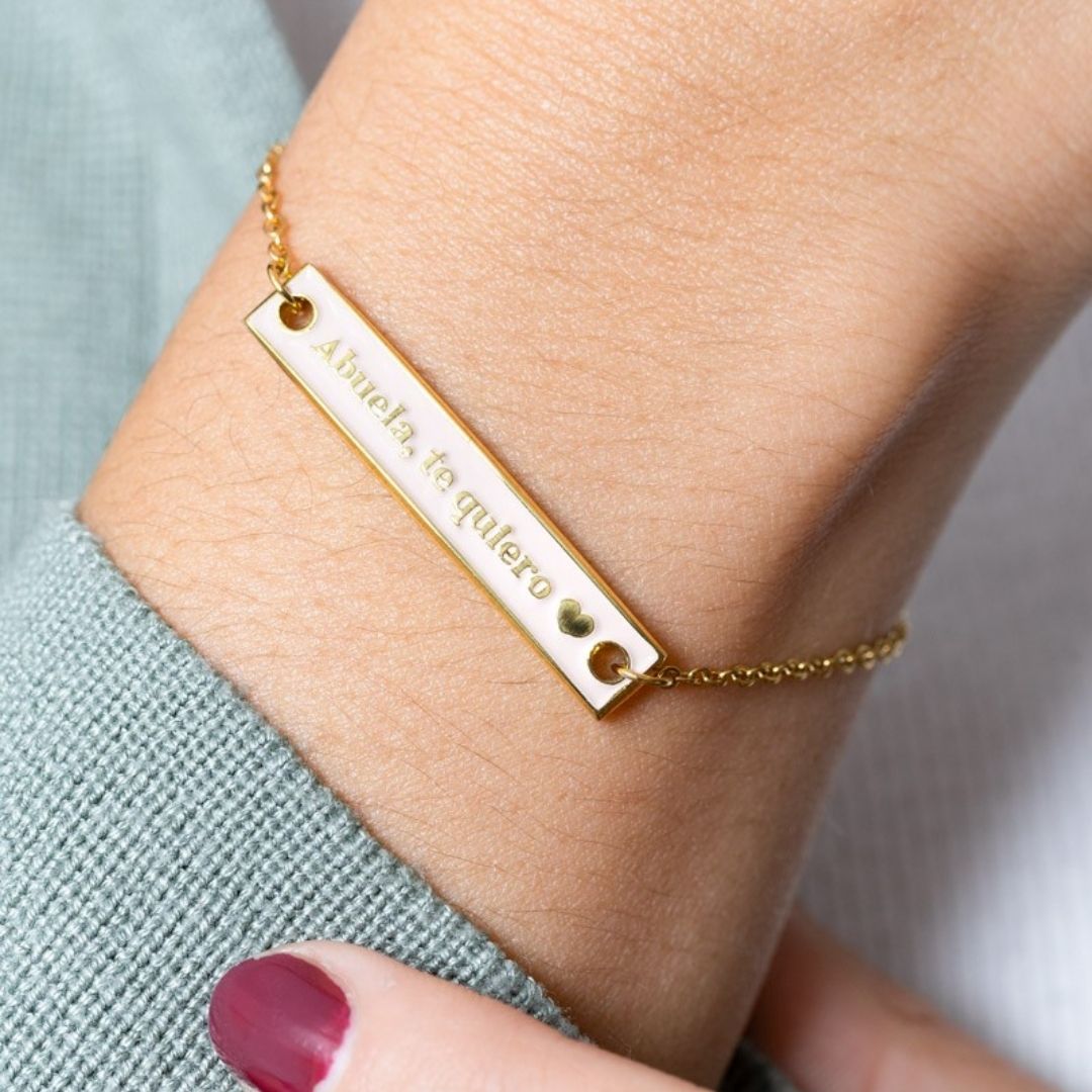 Pulsera Charm "Abuela Te Quiero"- para la abuela, pulseras-【Pulsera para Abuela】➡️ Regalos para la Abuela el Día de la Boda- ✅ ¿Buscando qué detalle para tu abuela podrías regalarle? ⭐ Con esta pulsera charm le vas a sacar una sonrisa enorme el día de tu boda y le vas a agradecer todo lo que ha hecho por ti. El regalo perfecto para tu abuela para dárselo el día de tu boda. ✅¡Entra y consigue tu Pulsera Charm para tu Abuela!-Ellahbox