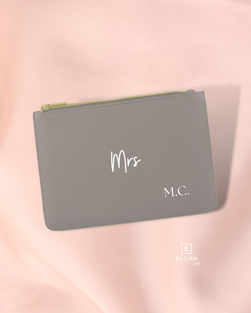 Clutch color topo | Iniciales personalizadas-Ellahbox-🤍 bolso de mano elegante para novia personalizado con las iniciales. ⭐ REGALO PARA BODA que le sacará una sonrisa a la novia, las damas de honor, la hermana de la novia, su madre o la madrina. . ¿Os vais de despedida? ✅TIP: podéis crear unos Beauty Kits con las sales de baño, pulseras y labiales, todo a juego.