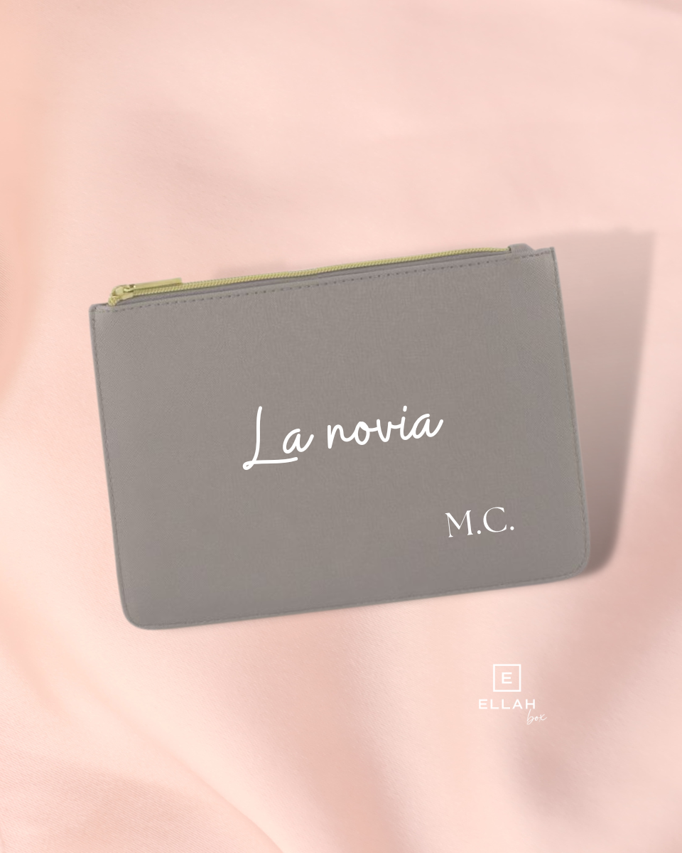 Clutch color topo | Iniciales personalizadas-Ellahbox-🤍 bolso de mano elegante para novia personalizado con las iniciales. ⭐ REGALO PARA BODA que le sacará una sonrisa a la novia, las damas de honor, la hermana de la novia, su madre o la madrina. . ¿Os vais de despedida? ✅TIP: podéis crear unos Beauty Kits con las sales de baño, pulseras y labiales, todo a juego.