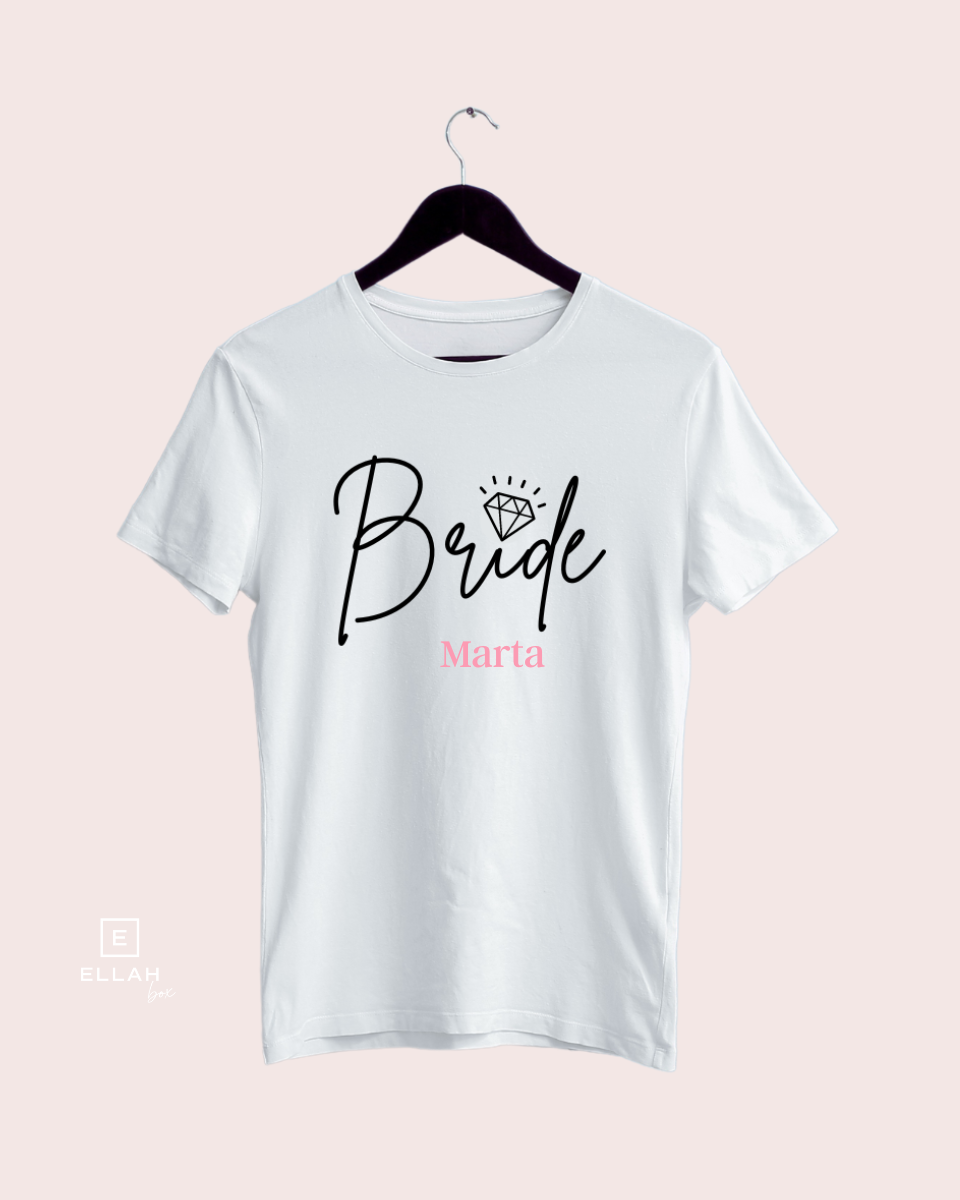 Camiseta Blanca | Bride personalizada-Ellahbox-▷【Camisetas para Despedida de Soltera】➡️ Novia-▷✅ ¿Qué es una despedida sin la novia y un cartel enorme donde ponga que sois las amigas de la novia? ⭐ Estas camisetas de despedida de soltera de Bride en blanco y dorado son cómodas y de buena calidad, no os fallarán en todo el día... ¡mega fiestón de Bride Squad asegurado!✅ ¡Entra en la tienda y hazte con ellas!