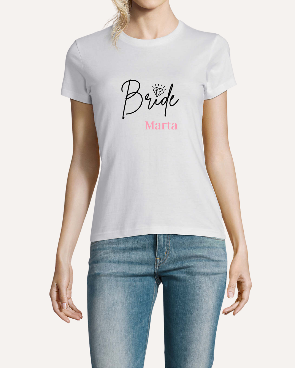 Camiseta Blanca | Bride personalizada-Ellahbox-▷【Camisetas para Despedida de Soltera】➡️ Novia-▷✅ ¿Qué es una despedida sin la novia y un cartel enorme donde ponga que sois las amigas de la novia? ⭐ Estas camisetas de despedida de soltera de Bride en blanco y dorado son cómodas y de buena calidad, no os fallarán en todo el día... ¡mega fiestón de Bride Squad asegurado!✅ ¡Entra en la tienda y hazte con ellas!
