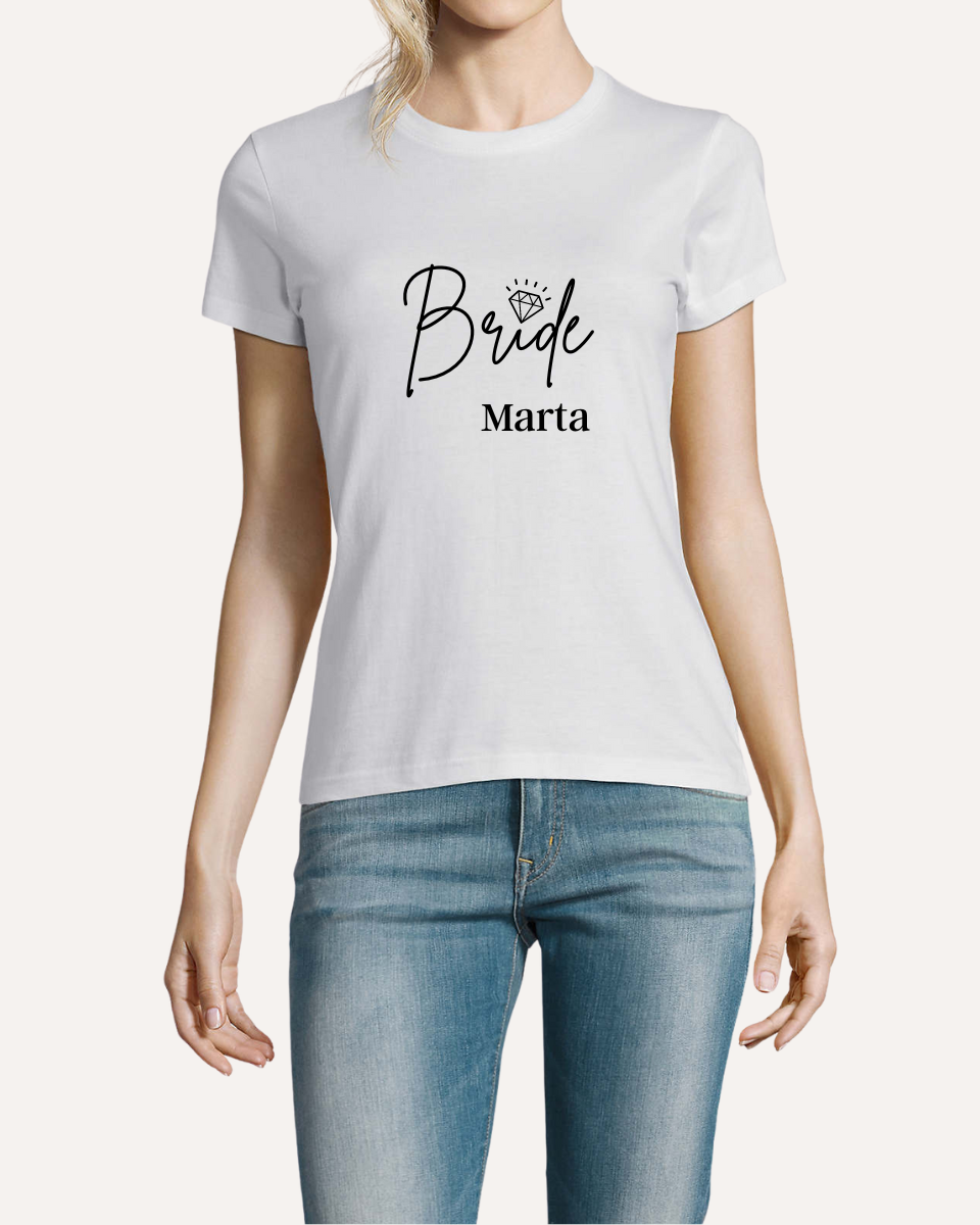Camiseta Blanca | Bride personalizada-Ellahbox-▷【Camisetas para Despedida de Soltera】➡️ Novia-▷✅ ¿Qué es una despedida sin la novia y un cartel enorme donde ponga que sois las amigas de la novia? ⭐ Estas camisetas de despedida de soltera de Bride en blanco y dorado son cómodas y de buena calidad, no os fallarán en todo el día... ¡mega fiestón de Bride Squad asegurado!✅ ¡Entra en la tienda y hazte con ellas!