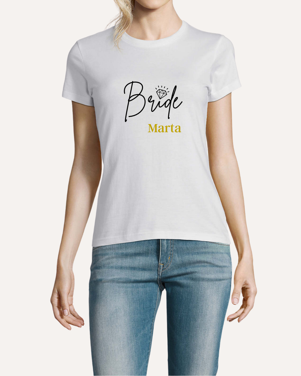 Camiseta Blanca | Bride personalizada-Ellahbox-▷【Camisetas para Despedida de Soltera】➡️ Novia-▷✅ ¿Qué es una despedida sin la novia y un cartel enorme donde ponga que sois las amigas de la novia? ⭐ Estas camisetas de despedida de soltera de Bride en blanco y dorado son cómodas y de buena calidad, no os fallarán en todo el día... ¡mega fiestón de Bride Squad asegurado!✅ ¡Entra en la tienda y hazte con ellas!