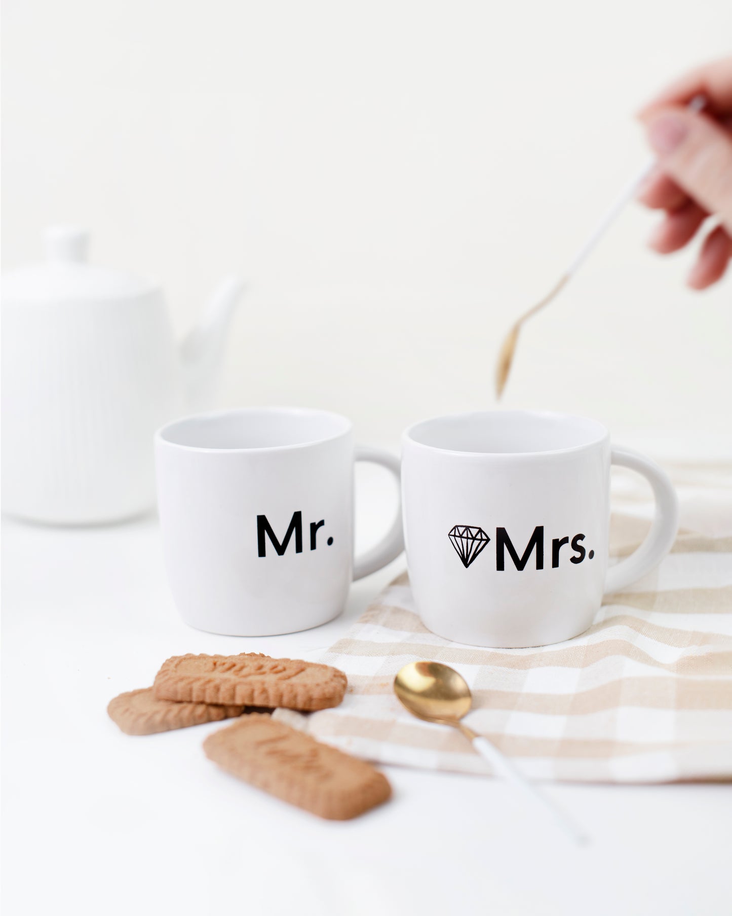 Taza de cerámica | Personalizada para el Novio-Ellahbox-▷【Tazas personalizadas para Boda】➡️ Tazas Para Pareja-▷▷✅ Te has comprometido, te levantas por la mañana y te sientes diferente. ¿No te parece que el café con leche o la leche con Cola Cao lo debes de tomar en un sitio especial? En estas tazas para pareja sabe diferente. ¿Buscas una taza para novia para hacerle un regalo por su boda? ✅¡Entra en la tienda y hazte con ella!