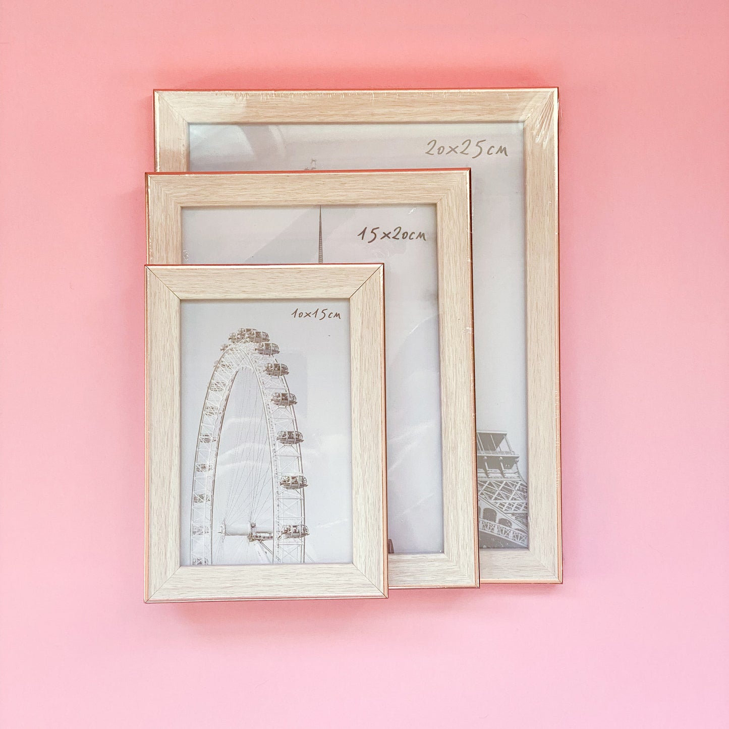 Marco de Fotos Rose Gold 15x20 cm- despedida de soltera, marcos de fotos-【Marco de Fotos de Madera y Oro Rosa】➡️ Regalos para parejas | Boda- ✅ Marco de madera en madera clara de haya y bordes en oro rosa de tamaño 15x20 cm. Un marco muy elegante, especial y único.⭐ Es el mejor recuerdo para todos los momentos pre y post boda ✅ ¡Entra y hazte con este regalo para las amigas de la novia y para la pareja de recién casados!-Ellahbox