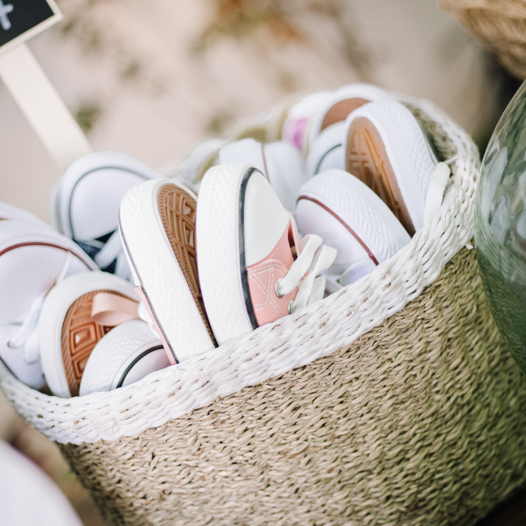 Alpargatas para Boda | Estampado de Rayas, , 【Alpargatas para Boda】➡️ Espardeñas para Invitados de Boda, ✅ ¿Estás buscando las clásica alpargatas de boda para regalar a tus invitados? ⭐
Estas espardeñas de yute planas para mujer y hombre son ideales para que puedas montar un puesto para cambiar los tacones por zapatos planos. Tus invitados de boda lo van a agradecer ✅ ¡Entra y consigue tus alpargatas para invitados!-Ellahbox