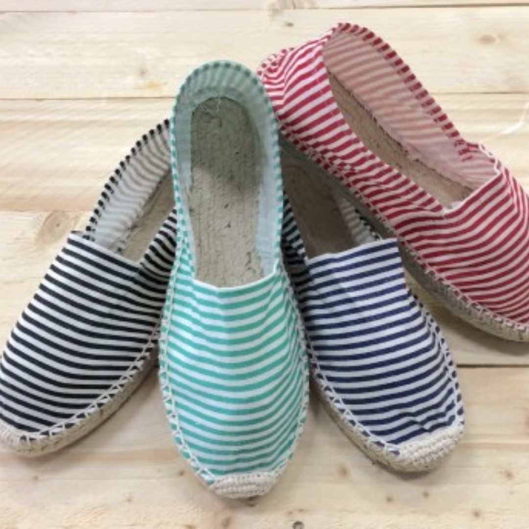 Alpargatas para Boda | Estampado de Rayas, , 【Alpargatas para Boda】➡️ Espardeñas para Invitados de Boda, ✅ ¿Estás buscando las clásica alpargatas de boda para regalar a tus invitados? ⭐
Estas espardeñas de yute planas para mujer y hombre son ideales para que puedas montar un puesto para cambiar los tacones por zapatos planos. Tus invitados de boda lo van a agradecer ✅ ¡Entra y consigue tus alpargatas para invitados!-Ellahbox