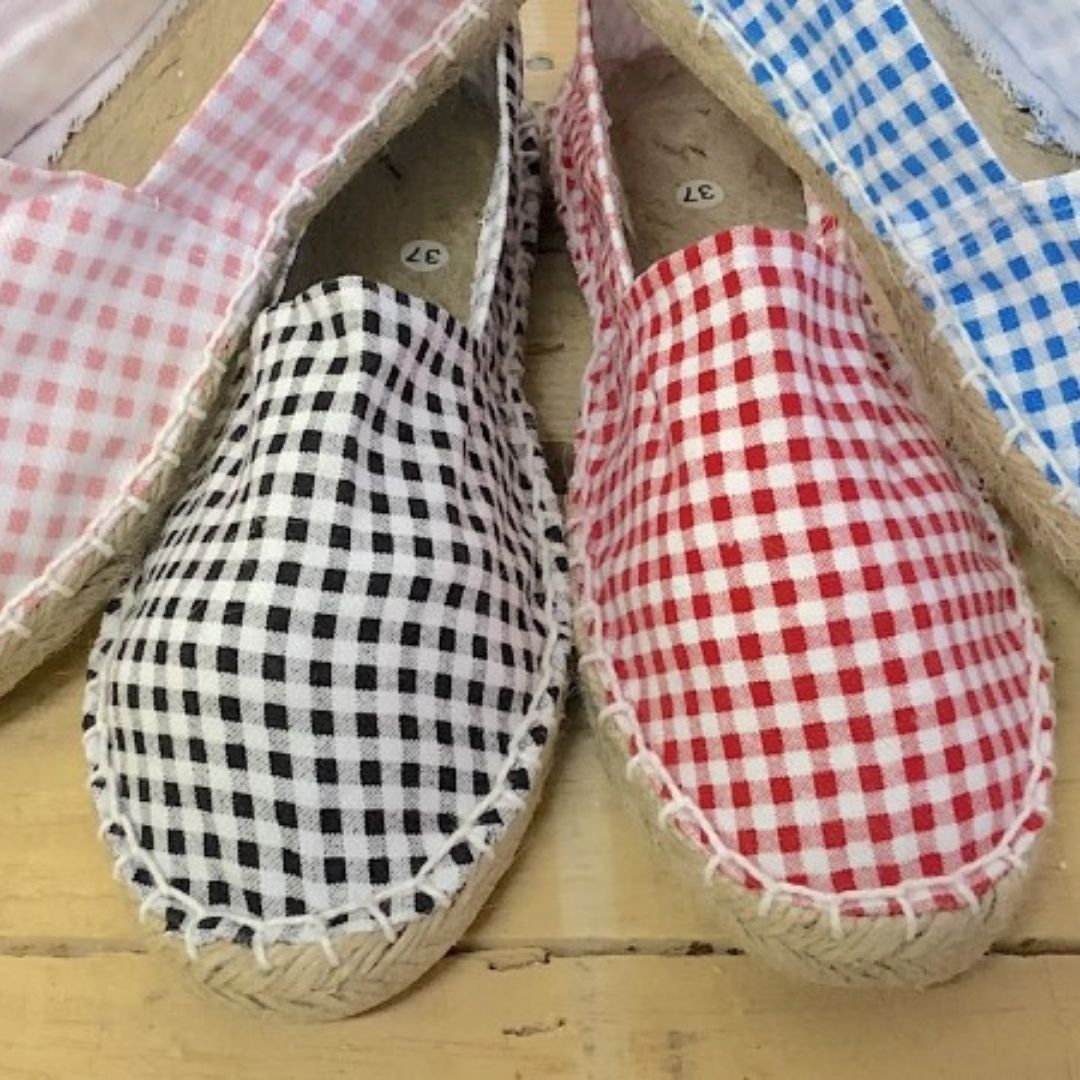 Alpargatas para Boda | Estampado de Vichy, , 【Alpargatas para Boda】➡️ Espardeñas para Invitados de Boda, ✅ ¿Estás buscando las clásica alpargatas de boda para regalar a tus invitados? ⭐
Estas espardeñas de yute planas para mujer y hombre son ideales para que puedas montar un puesto para cambiar los tacones por zapatos planos. Tus invitados de boda lo van a agradecer ✅ ¡Entra y consigue tus alpargatas para invitados!-Ellahbox