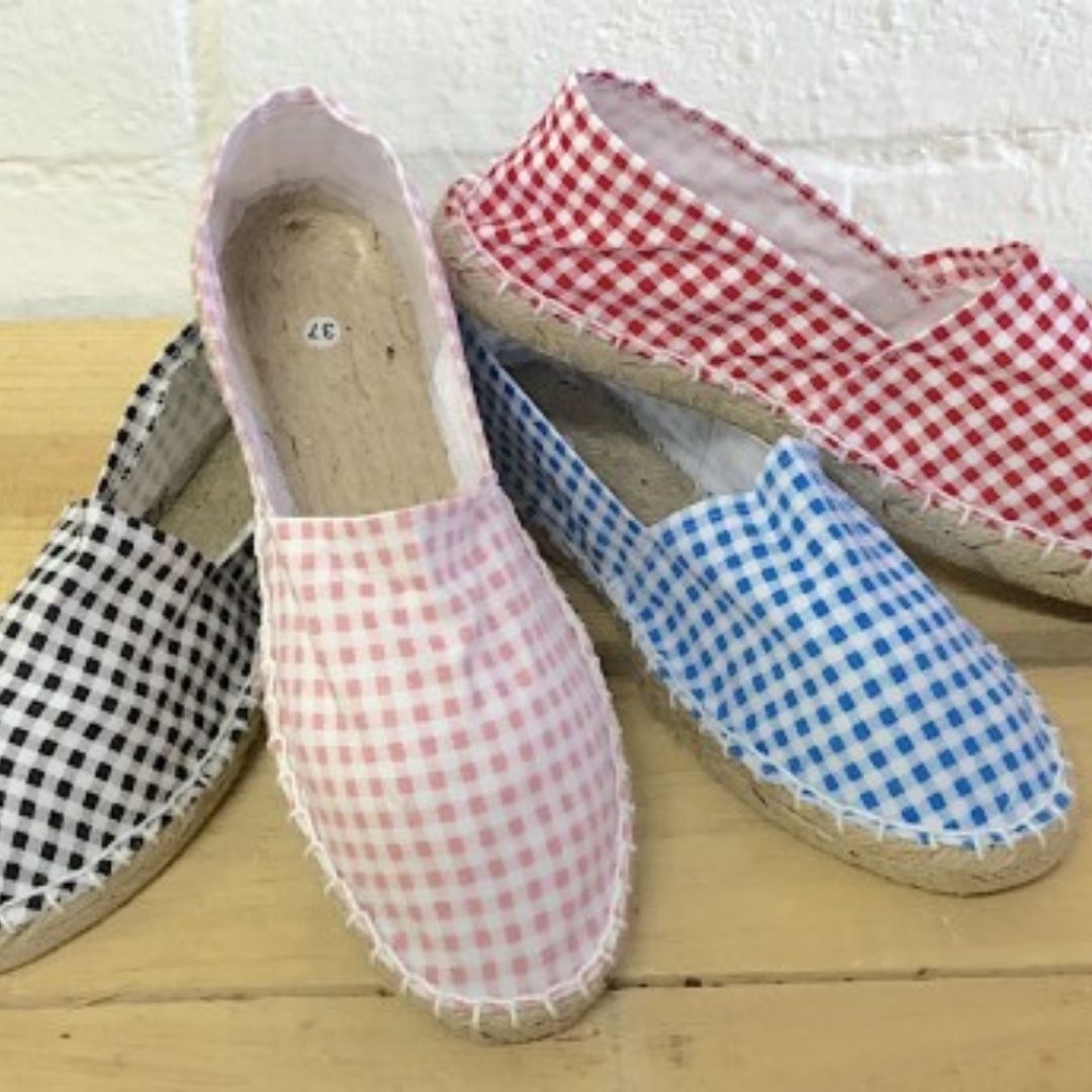 Alpargatas para Boda | Estampado de Vichy, , 【Alpargatas para Boda】➡️ Espardeñas para Invitados de Boda, ✅ ¿Estás buscando las clásica alpargatas de boda para regalar a tus invitados? ⭐
Estas espardeñas de yute planas para mujer y hombre son ideales para que puedas montar un puesto para cambiar los tacones por zapatos planos. Tus invitados de boda lo van a agradecer ✅ ¡Entra y consigue tus alpargatas para invitados!-Ellahbox