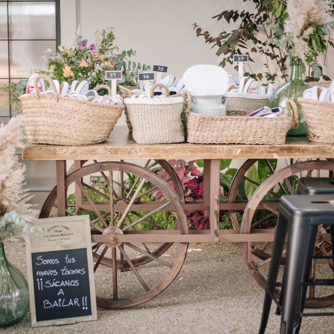 Alpargatas para Boda | Estampado de Rayas, , 【Alpargatas para Boda】➡️ Espardeñas para Invitados de Boda, ✅ ¿Estás buscando las clásica alpargatas de boda para regalar a tus invitados? ⭐
Estas espardeñas de yute planas para mujer y hombre son ideales para que puedas montar un puesto para cambiar los tacones por zapatos planos. Tus invitados de boda lo van a agradecer ✅ ¡Entra y consigue tus alpargatas para invitados!-Ellahbox
