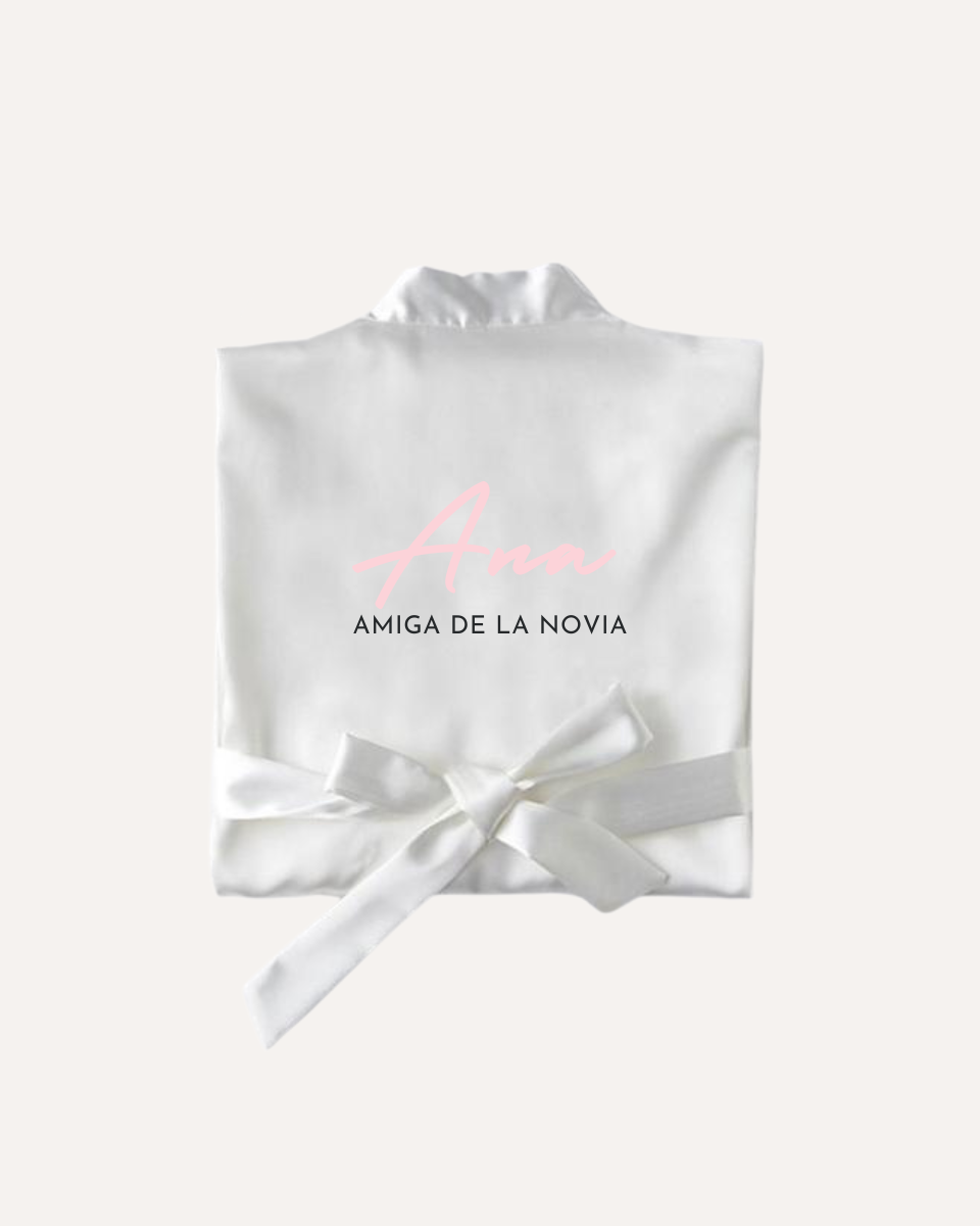 Bata blanca | Personalizada-Ellahbox-【Bata para la novia】➡️ Esenciales para el día de la Boda | Bata Bride-✅ Esta Bata de la novia está fabricada en un satén súper sedoso y cómodo, ideal para cuando maquillan a la novia el día de la boda, para la noche de antes o para la fiesta de despedida de soltera... ⭐Esta bata te mete en el papel de novia y te hace sentir genial. ✅¡Entra y consigue tu Bata para novia!