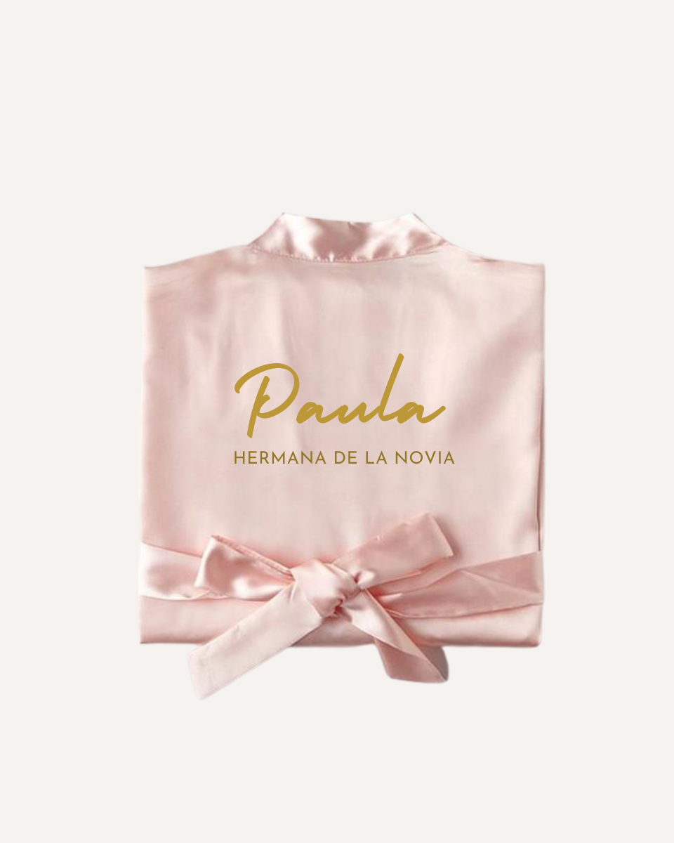 Bata rosa claro | Personalizada-Ellahbox-【Bata para la novia】➡️ Esenciales para el día de la Boda | Bata Bride-✅ Esta Bata de la novia está fabricada en un satén súper sedoso y cómodo, ideal para cuando maquillan a la novia el día de la boda, para la noche de antes o para la fiesta de despedida de soltera... ⭐Esta bata te mete en el papel de novia y te hace sentir genial. ✅¡Entra y consigue tu Bata para novia!