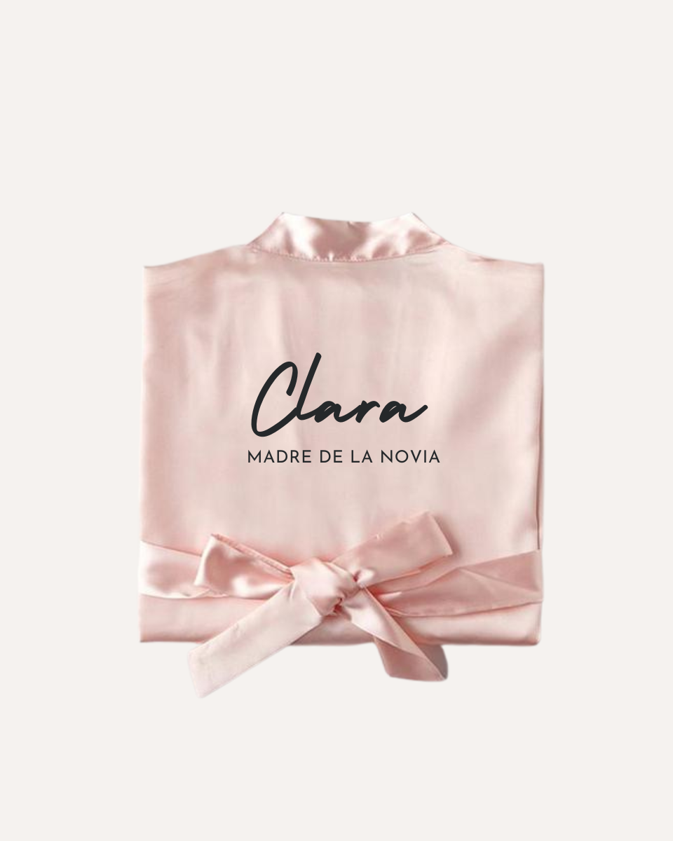 Bata rosa claro | Personalizada-Ellahbox-【Bata para la novia】➡️ Esenciales para el día de la Boda | Bata Bride-✅ Esta Bata de la novia está fabricada en un satén súper sedoso y cómodo, ideal para cuando maquillan a la novia el día de la boda, para la noche de antes o para la fiesta de despedida de soltera... ⭐Esta bata te mete en el papel de novia y te hace sentir genial. ✅¡Entra y consigue tu Bata para novia!