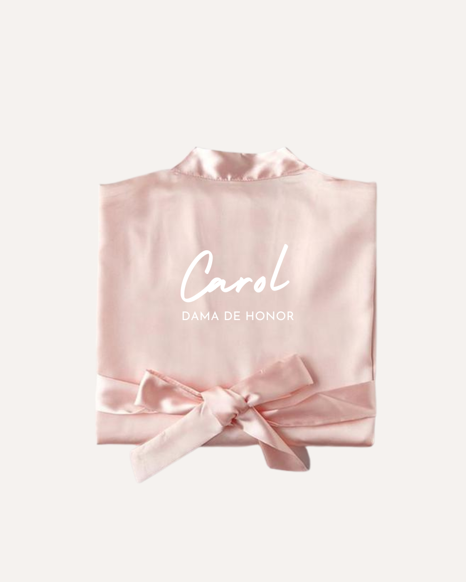 Bata rosa claro | Personalizada-Ellahbox-【Bata para la novia】➡️ Esenciales para el día de la Boda | Bata Bride-✅ Esta Bata de la novia está fabricada en un satén súper sedoso y cómodo, ideal para cuando maquillan a la novia el día de la boda, para la noche de antes o para la fiesta de despedida de soltera... ⭐Esta bata te mete en el papel de novia y te hace sentir genial. ✅¡Entra y consigue tu Bata para novia!