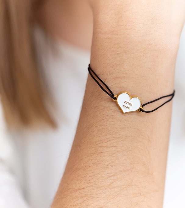 Pulsera Charm Bride To Be- pulseras, pulseras bride to be, pulseras para novia-【Pulsera Charm Bride to be】➡️ Regalos para Novias- ✅ ¿Quieres no olvidarte de que eres una auténtica Bride To Be?⭐Genial! Cada vez que veas esta pulsera de novia en tu body sonreirás y recordarás ¡lo que mola estar comprometida y que vayas a casarte! Es uno de los must-have de Despedida de Soltera, un regalo original para novia ✅¡Entra y consigue tu pulsera para novia!-Ellahbox